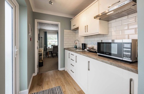Aylmerton Apartamento | Family friendly Muscovy Suite for 4 with kitchenette. Pet friendly. Outdoor pool