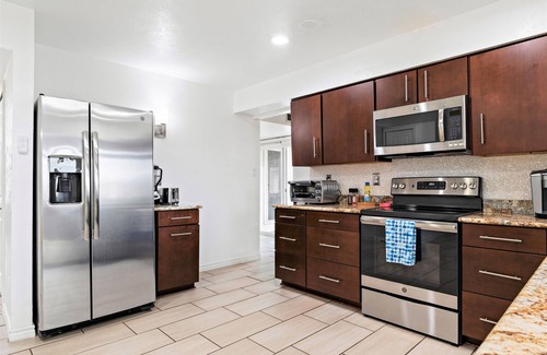 Plano Casa | Family Friendly, Near Highways, Dart, Tesla Charger, Foosball, Grill, Garage