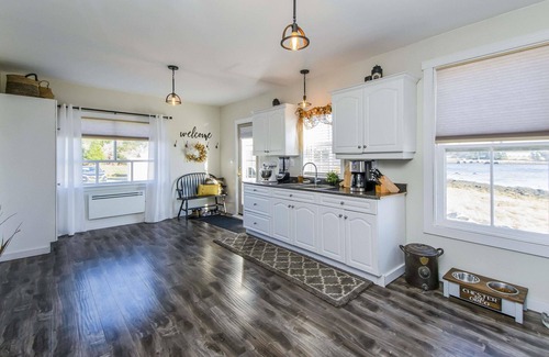 Port Dufferin Cabaña | Family friendly, picturesque oceanfront cottage 1800 sq ft sleeps 9.