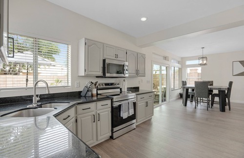 Gilbert Casa | Family Friendly, Putting Green and Heated Pool. Centrally located!