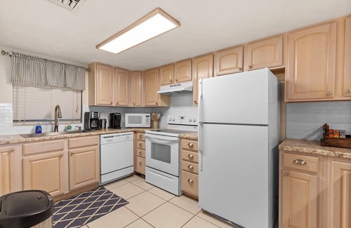Little Venice Condominio | Family friendly, Retirement friendly Beach condo-150 steps to beach!