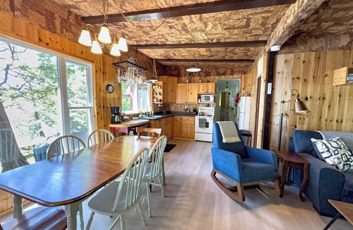 Minden Hills Cabaña | Family friendly retro cottage with huge waterfront