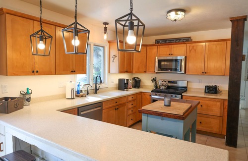 La Porte Casa | Family Friendly Retreat, sleeps 12+, Pole Barn with games, Large inground pool