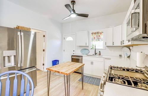 Manistee Casa | Family-Friendly Retreat near Manistee Riverwalk - dogs allowed