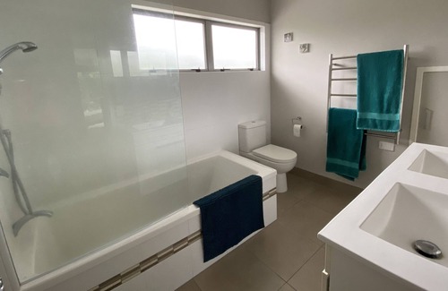 Lynmore Casa | Family friendly retreat close to forest and lakes.