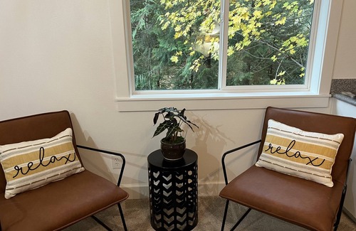 Yacolt Chalet De Esquí | Family Friendly Riverfront Retreat close to PDX with Hot Tub