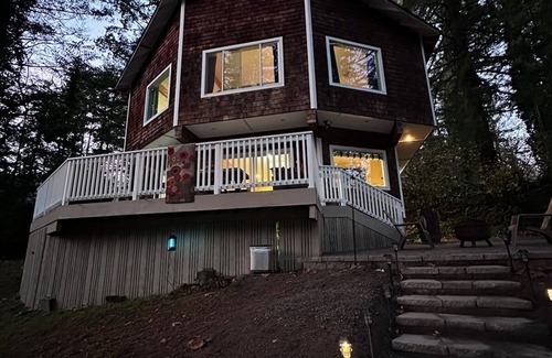 Yacolt Chalet De Esquí | Family Friendly Riverfront Retreat close to PDX with Hot Tub