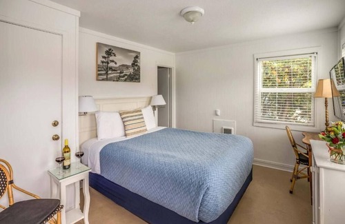 Downtown Cannon Beach Hotel | Family-Friendly Rooms with Easy Beach Access! Onsite Parking!