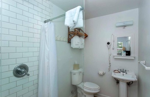 Downtown Cannon Beach Hotel | Family-Friendly Rooms with Easy Beach Access! Onsite Parking!