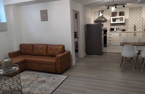 Glen Abbey Casa | Family-friendly Self-contained Basement + Office