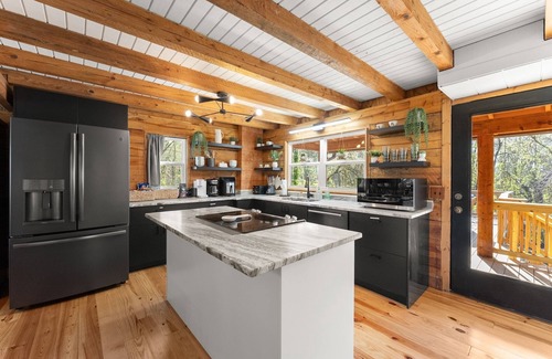 Gainesville Cabina | Family Friendly, Sleeps 11, Pets allowed!