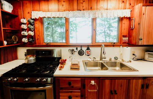 Cedar Cabina | Classic Little Traverse Lago Summer Cottage