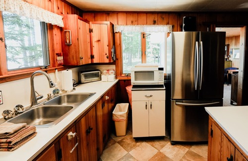 Cedar Cabina | Classic Little Traverse Lago Summer Cottage