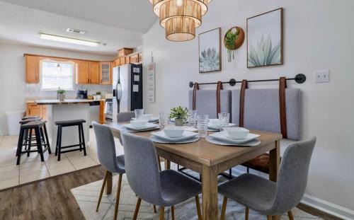 Valdosta Casa | FAMILY Friendly Sleeps 10 4 Bedrooms King Bed & Pets