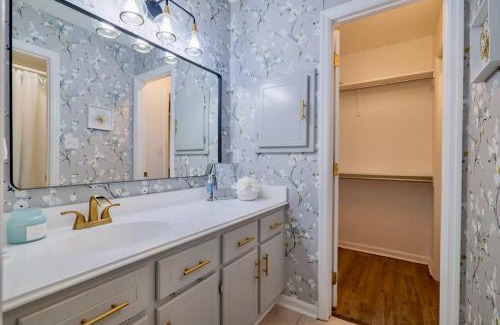 Valdosta Casa | FAMILY Friendly Sleeps 10 4 Bedrooms King Bed & Pets