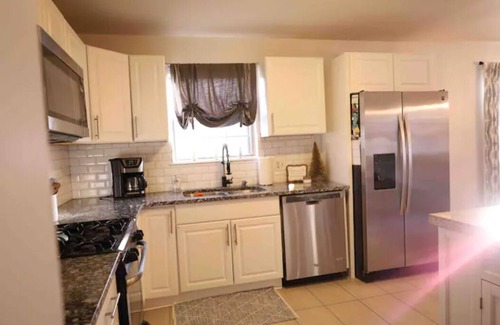 Fairview Casa | Family friendly Spacious 4 bedroom 3 bathroom getaway
