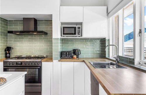 Bassendean Casa | Family-friendly stay featuring spacious lawn