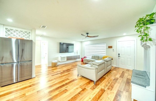 Diplomat Casa | Family Friendly Stay - Tesla charger