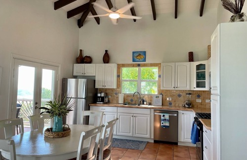 Estate Carolina Villa | Waterlemon Villa ~ ¡Se trata de la vista! Vista de 50 millas del canal Drakes