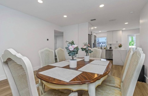 Carver City - Lincoln Gardens Casa | Family-Friendly Tampa Retreat w/Back & Playset