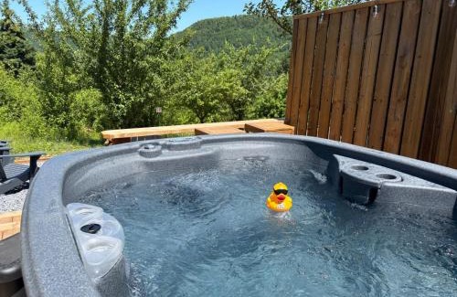 Waterford Apartamento | Family-Friendly Tiny Cabin with Hot Tub and Epic Views near Poley Mountain, NB