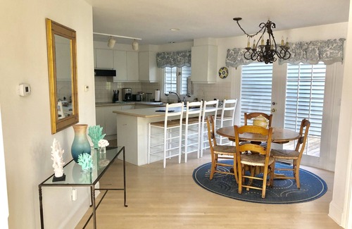 Tisbury Casa | Casa familiar amigable con aire acondicionado central y terraza privada (no se admiten mascotas)
