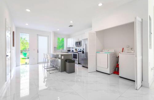Allapattah Apartamento | Family-Friendly Townhouse w Private Parking Included