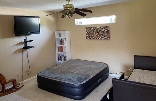 Greater Pinellas Point Casa | Family friendly UPSTAIRS SPACE Heated pool/hot-tub. 5 MIN To ST.PETE BEACH