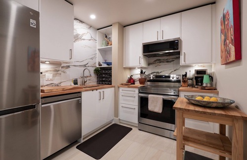 Gibsons Apartamento | Family-friendly Urban Oasis with Beautiful Garden