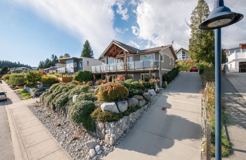 Gibsons Apartamento | Family-friendly Urban Oasis with Beautiful Garden