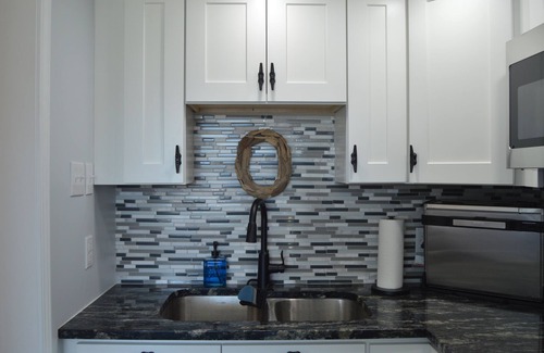 Atlantic Beach Apartamento | Family friendly studio with sound, beach, and pool access