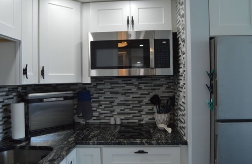 Atlantic Beach Apartamento | Family friendly studio with sound, beach, and pool access