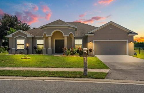 Lake Wales Casa | Family-Friendly 3BR Getaway Hot Tub Game Room Fun