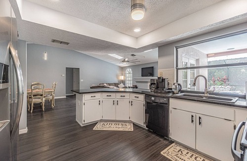 Elfers Casa | Relaxing family house w/pool - 3 beds 2 bath