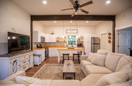 West Jefferson Apartamento | Family-Friendly Barn Retreat in West Jefferson, NC