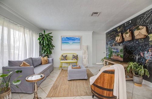 Poiciana Park II Casa | Family friendly home close to shops and beaches. 2 miles from PBI