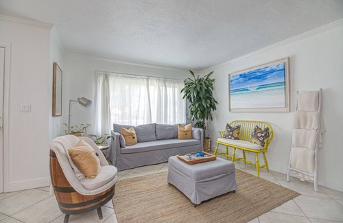 Poiciana Park II Casa | Family friendly home close to shops and beaches. 2 miles from PBI