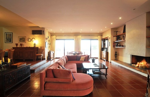 Anavyssos Villa | Villa familiar con piscina privada y baloncesto -5 minutos a pie de la playa