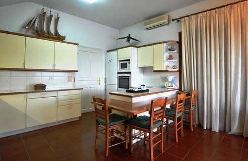Anavyssos Villa | Villa familiar con piscina privada y baloncesto -5 minutos a pie de la playa