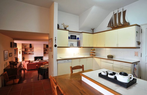 Anavyssos Villa | Villa familiar con piscina privada y baloncesto -5 minutos a pie de la playa