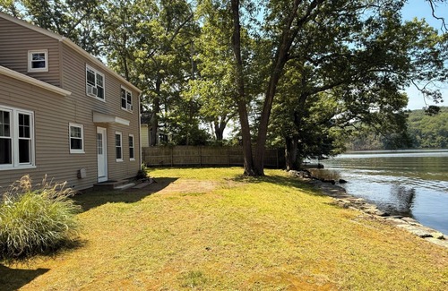 Saunderstown Casa | Family friendly WATERFRONT home with private beach.