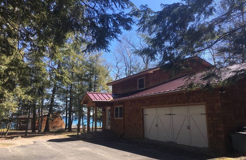 Omena Cabaña | Grand Traverse Bay Waterfront Retreat Perfecto para grupos grandes, capacidad para 20