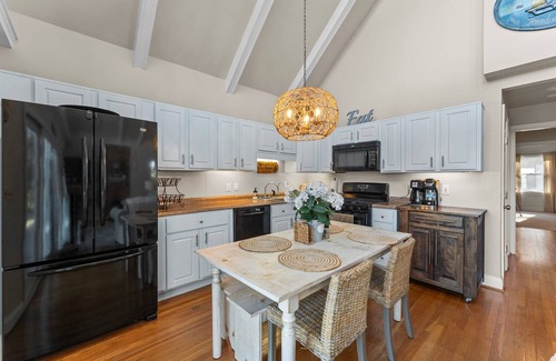 Topping Casa | Family Friendly Waterfront Home - Private Dock, Kayaks, Fire Pit, Grill, Deck