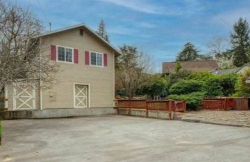 Medford Cabaña | Family Fun 5 -bedrooms with pool