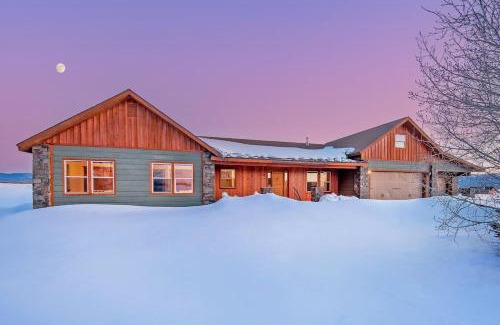 Victor Casa | Family Fun Fireplace & Huge Deck