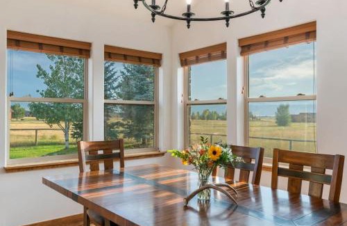 Victor Casa | Family Fun Fireplace & Huge Deck