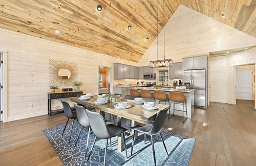 Broken Bow Cabina | Family Fun HQ: HotTub, Firepit, Playset; Dogs OK!