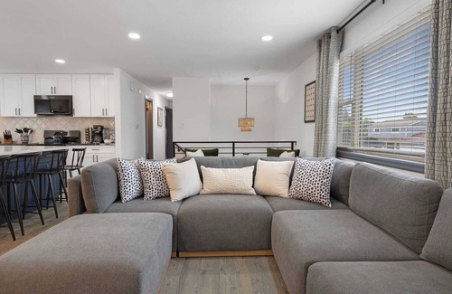 Ralston Valley Casa | Family Fun in Arvada- Hot Tub- Game Room- HD TVs!