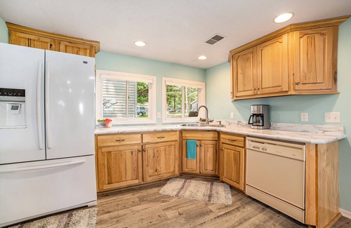 Gaylord Casa | Family Fun on Otsego Lake - HUGE yard, kayaks, paddleboards, zip line and more!