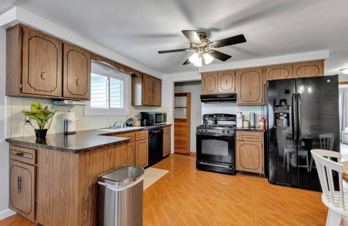 Cheektowaga Apartamento | *Family Fun*Pool*Central*Airport